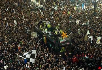 400 000 fans celebrate at juventus parade