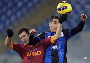 10 man roma beats atalanta 3 0 in italian cup