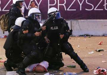 24 people hurt in clashes at euro 2012