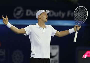 berdych beats federer to reach dubai final