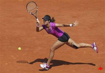 defending champion li makes 2nd round at french open