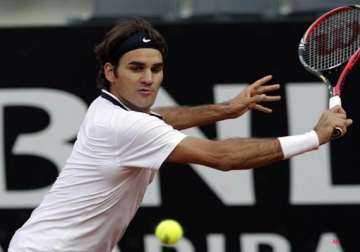 federer overcomes gasquet at paris masters