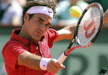 federer reaches quarterfinals at french open