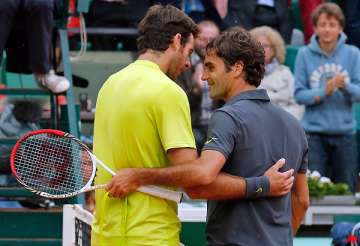 federer comes back to beat del potro in paris