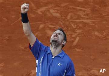 french open wawrinka fights back to reach quarters
