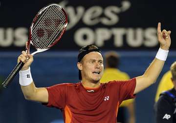hewitt beats raonic to move into 4th round