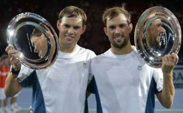 bryan brothers win doubles at paris masters