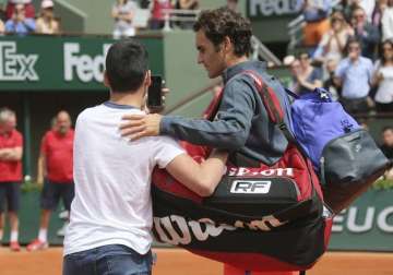 roger federer fumes about selfie seeker at french open