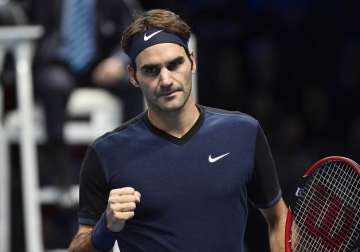 federer ends djokovic s winning streak at atp finals