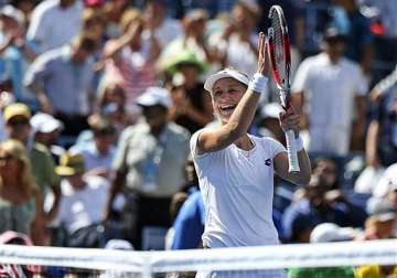 us open ekaterina makarova beats azarenka to reach semis