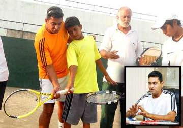 indian birbal wadhera coaches budding tennis players in pakistan