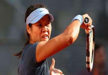 li na gets bye enters quarters at eastbourne