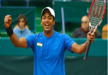 mahesh bhupathi signs on tennis champion world no 2 andy murray