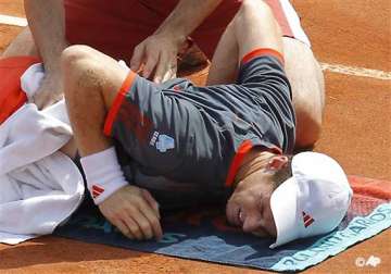 murray advances despite back spasm at french open