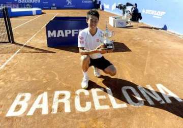 nishikori beats giraldo to win barcelona open