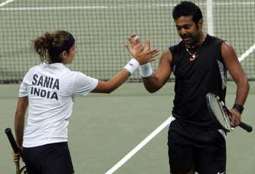 paes sania enter quarter finals of the mixed doubles event