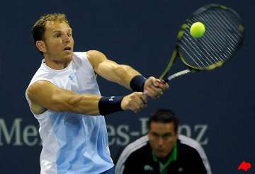 russell ousts tursunov in la