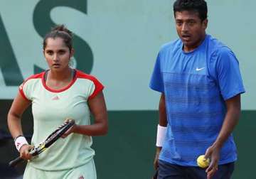 paes wins sania bhupathi crash out of wimbledon