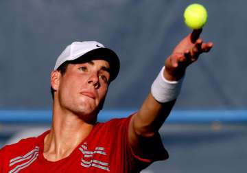 top seed isner rolls into qf at newport