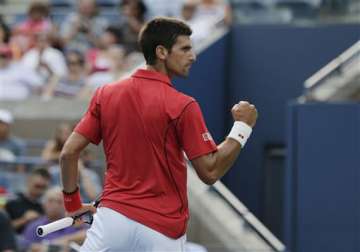 us open djokovic dominates to reach quarters