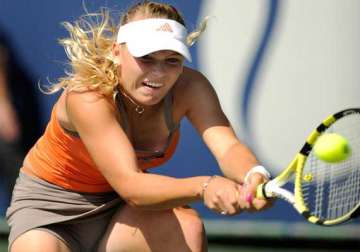 wozniacki retires with knee injury at new haven
