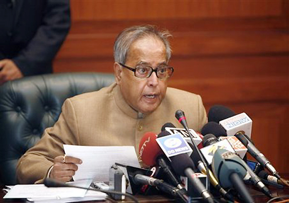pranab asks private banks to focus on improving customer