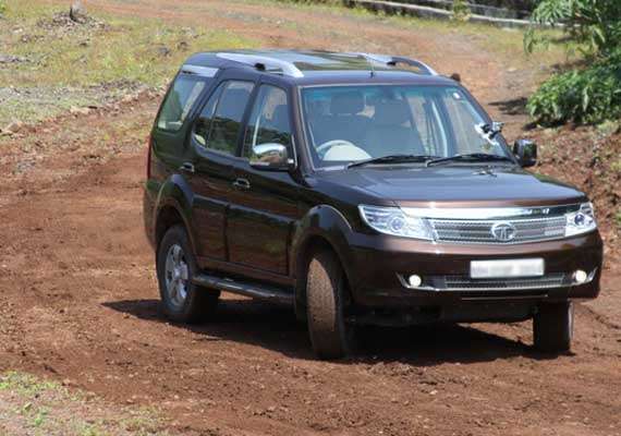 2013 Tata Safari Storme Suv Bags 6 000 Bookings India News