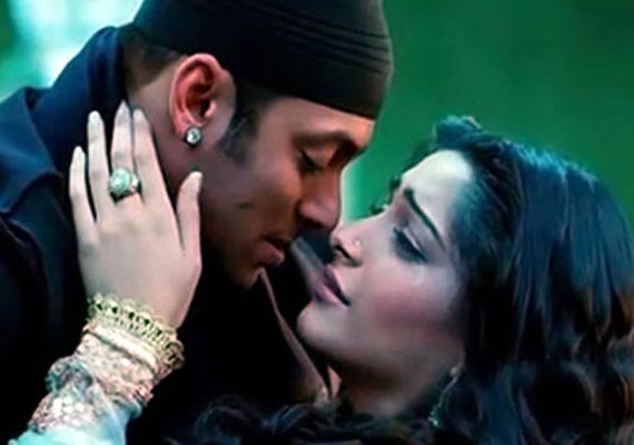 Why Salman Khan felt shy romancing with Sonam Kapoor? (view pics) | Bollywood News – India TV