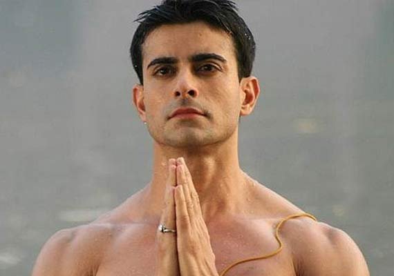 Gautam Rode poses with Naga Sadhus for 'Mahakumbh' | Bollywood News ...