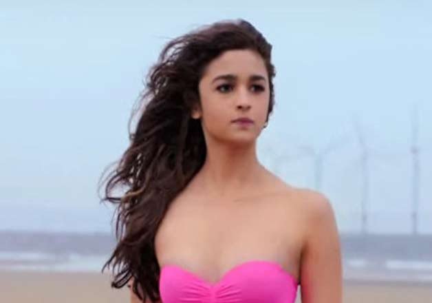 Alia Bhatt Steals Shaandaar Trailer With Hot Bikini Look Bollywood