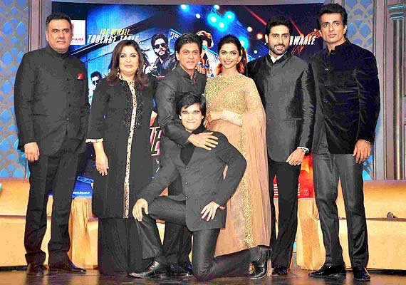 Happy New Year everywhere: How SRK and team showed that a film can spread  happiness all over! | Bollywood News – India TV