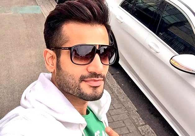 Karan Tacker celebrates birthday without girlfriend Crystal DSouza - IndiaTV News | Bollywood News – India TV