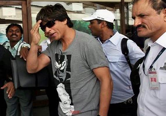 SRK Pays Rs 1.5 Lakh Fine For Excess Baggage | Bollywood News – India TV