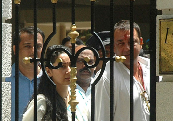 sanjay dutt s emotional moments with wife manyata minutes