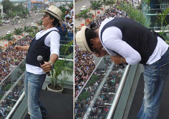 shah rukh khan s day out in kolkata for chennai express