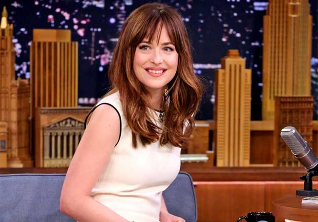 dakota johnson to host saturday night live