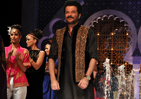 indian bridal fashion week anil kapoor looked jhakkas in