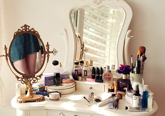 4 easy steps to clean your makeup kit view pics