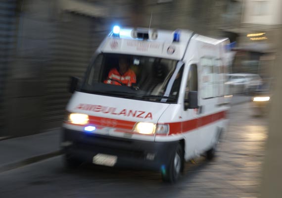 italy tour bus plunge into ravine 37 dead