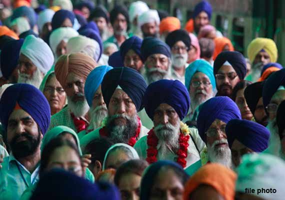 over 1000 indian sikhs arrive in pakistan for guru nanak