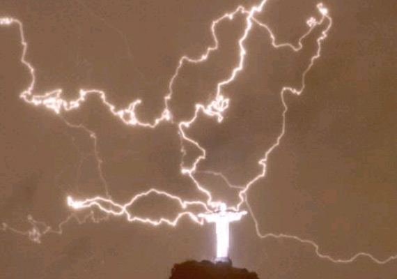 Rio De Janeiro S Iconic Christ The Redeemer Statue Damaged In Lightning Strike World News India Tv