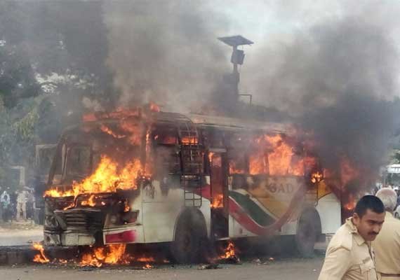 bus catches fire in bangalore 4 passengers injured