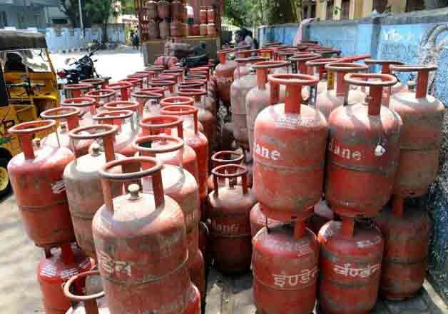 Non Subsidised Lpg Rates Cut By Rs 23 50 Per Cylinder Indiatv News