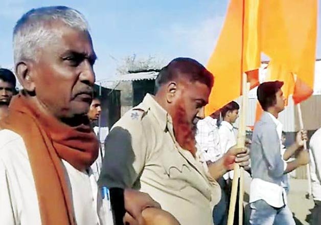16 arrested for assaulting cops who stopped saffron flag