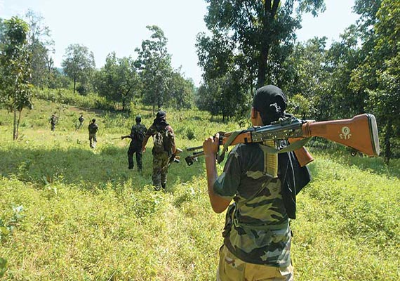 maoists kill 5 securitymen loot 30 rifles in bihar