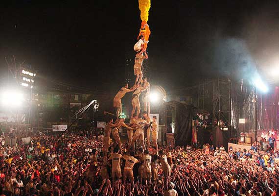 Dahi Handi Celebrations Of Janmashtami Watch Pics India News India Tv Pune dahi handi 2017| babu genu mandal pune 2017 dahi handi. india tv news