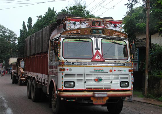 woman daughter jump off moving truck in up die