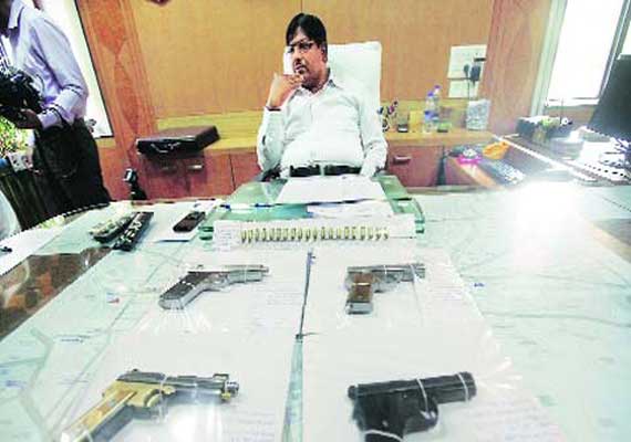 1 950 illegal pistols seized three held
