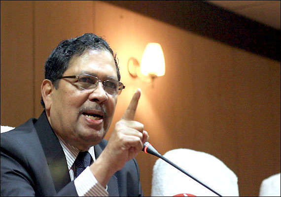 expose me if you can santosh hegde dares yeddyurappa