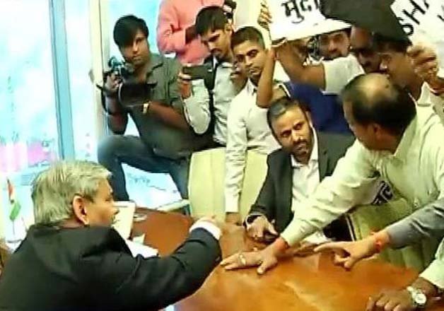 10 shiv sena workers arrested for protest at bcci